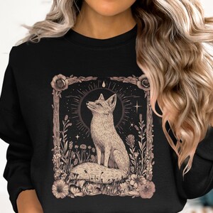 Fox Illustration Art Sweatshirt, Cozy Animal Graphic Pullover, Nature-inspired Fleece Sweater, Forest Creature Design Top