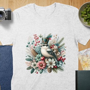 Pode incluir: Um pássaro branco usando um chapéu azul e dourado está sentado em uma coroa de flores e vegetação. A coroa tem bagas vermelhas, flores azuis e folhas verdes. O pássaro tem uma asa com um padrão azul e branco.