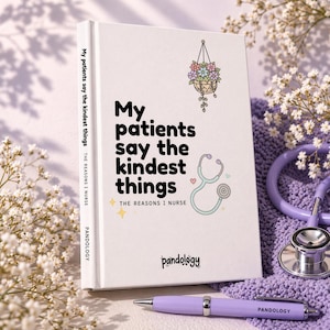 Könnte beinhalten: Ein weißes Notizbuch mit dem Text "My patients say the kindest things" und einer Stethoskop-Grafik. Ein passender lila Stift und ein Stethoskop liegen neben dem Notizbuch. Der Buchrücken lautet "The Reasons I Nurse" und "Pandology".