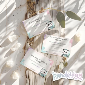 Op de afbeelding: Drie kaarten met inspirerende citaten en een panda-illustratie. De kaarten hebben een pastel kleurenschema met tekst als "Double-checking isn't slow", "You are not the ward's sponge" en "One thing at a time is enough". De merknaam "pandology" is ook zichtbaar.