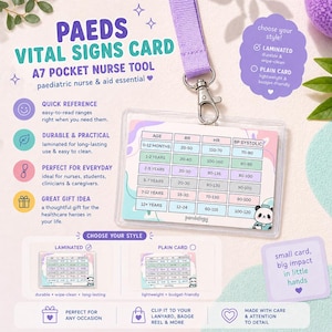 Può includere: Un porta carte in plastica trasparente con una tabella dei segni vitali per infermieri pediatrici, con intervalli di età, frequenza cardiaca e informazioni sulla pressione sanguigna. La carta è attaccata a un cordino viola. Il testo sulla carta recita "PAEDS VITAL SIGNS CARD".