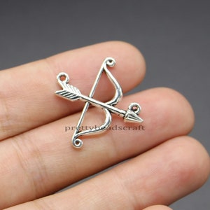 25 Bogen und Pfeil Bogenschießen Charms Schmuck DIY Bastelzubehör Antik Silber Ton 26x26mm