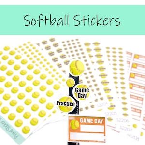 Op de afbeelding: Een set softball stickers met een gele softball, de woorden "Game Day" en "Practice", en een blanco naamsticker met de woorden "Game Day".