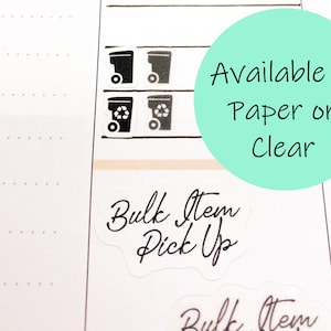 Pode incluir: Um conjunto de dois adesivos de lata de lixo preto e branco com o texto "Bulk Item Pick Up" em um adesivo branco com borda ondulada. O texto "Available in Paper or Clear" est&aacute; escrito em preto em um c&iacute;rculo azul claro.