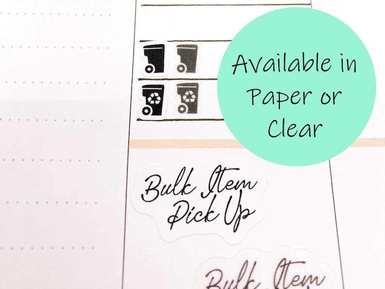 Pode incluir: Um conjunto de dois adesivos de lata de lixo preto e branco com o texto "Bulk Item Pick Up" em um adesivo branco com borda ondulada. O texto "Available in Paper or Clear" est&aacute; escrito em preto em um c&iacute;rculo azul claro.