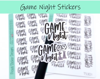 Può includere: Un foglio di adesivi bianchi con il testo "Game Night" in corsivo nero. Gli adesivi sono disposti in righe e colonne. Ci sono due adesivi in primo piano, uno con il testo "Game Night" e un dado e un pezzo degli scacchi, e l'altro con il testo "Game Night".