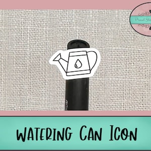 Op de afbeelding: Een witte sticker met een zwarte omtrek van een gieter met een waterdruppel erin. De sticker zit op een zwarte marker. De tekst "WATERING CAN ICON" staat onder de afbeelding.