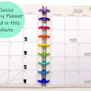 Pode incluir: Um close-up de um Happy Planner cl&aacute;ssico com uma vis&atilde;o de calend&aacute;rio mensal. O planejador est&aacute; aberto a agosto de 2020 e tem adesivos para "Coleta de lixo volumoso" e "Coleta de res&iacute;duos de jardim" nos dias da semana. O planejador tem um arco-&iacute;ris de an&eacute;is coloridos.