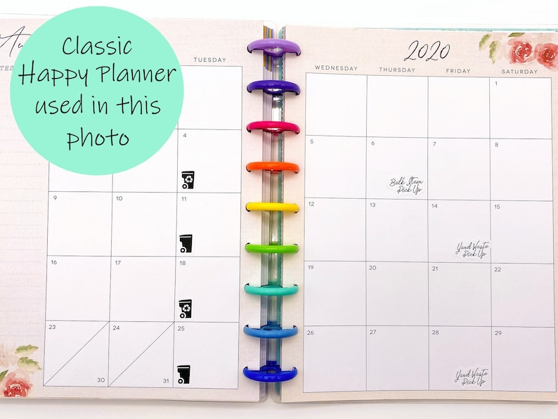 Pode incluir: Um close-up de um Happy Planner cl&aacute;ssico com uma vis&atilde;o de calend&aacute;rio mensal. O planejador est&aacute; aberto a agosto de 2020 e tem adesivos para "Coleta de lixo volumoso" e "Coleta de res&iacute;duos de jardim" nos dias da semana. O planejador tem um arco-&iacute;ris de an&eacute;is coloridos.