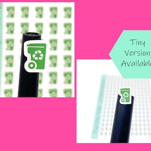 Pode incluir: Uma folha de adesivos de lixeiras de reciclagem verdes com contorno branco e uma roda preta. Os adesivos est&atilde;o sobre um fundo branco. O texto "Tiny Version Available" est&aacute; em um hex&aacute;gono turquesa.