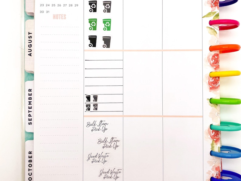 Pode incluir: Uma agenda com um design floral e argolas coloridas. A agenda tem abas para agosto, setembro e outubro. A agenda tem uma se&ccedil;&atilde;o de notas com uma lista de datas e um lembrete para a recolha de itens volumosos e res&iacute;duos de jardim.