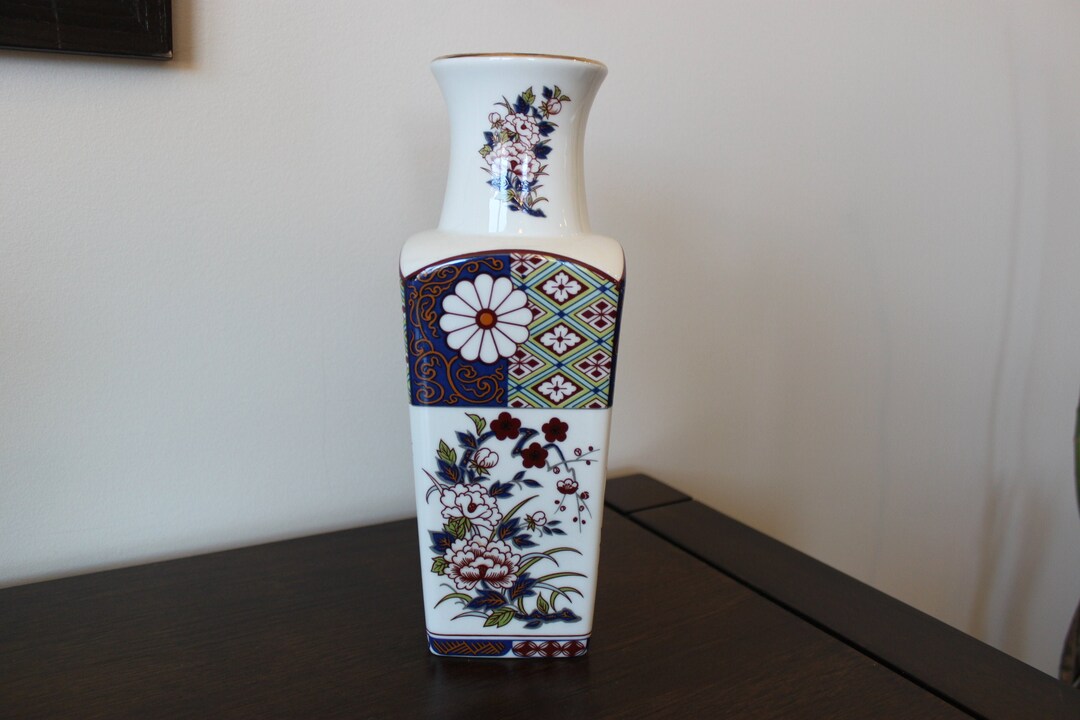 Vtg. Imari Ware Vase. Japan. Trimmed With Gold. Medium Sized Etsy