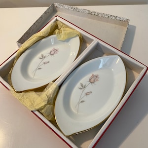 Boxed Noritake Set of 2 Pin Plates with Rose Pattern and Gold Edging