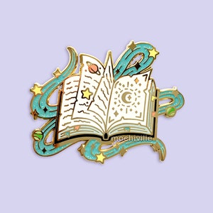 Pin de esmalte del Gran Libro de Hechizos Cósmico / Pin grande / Pin de esmalte duro / Inspirado en juegos de rol de fantasía