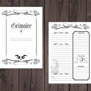 Puede incluir: Dos p&aacute;ginas blancas con bordes y texto decorativos negros. Una p&aacute;gina dice "Grimoire of" con espacio para escribir. La otra p&aacute;gina es para un hechizo, con secciones para prop&oacute;sito, pasos, ingredientes, fase lunar y modificaciones.
