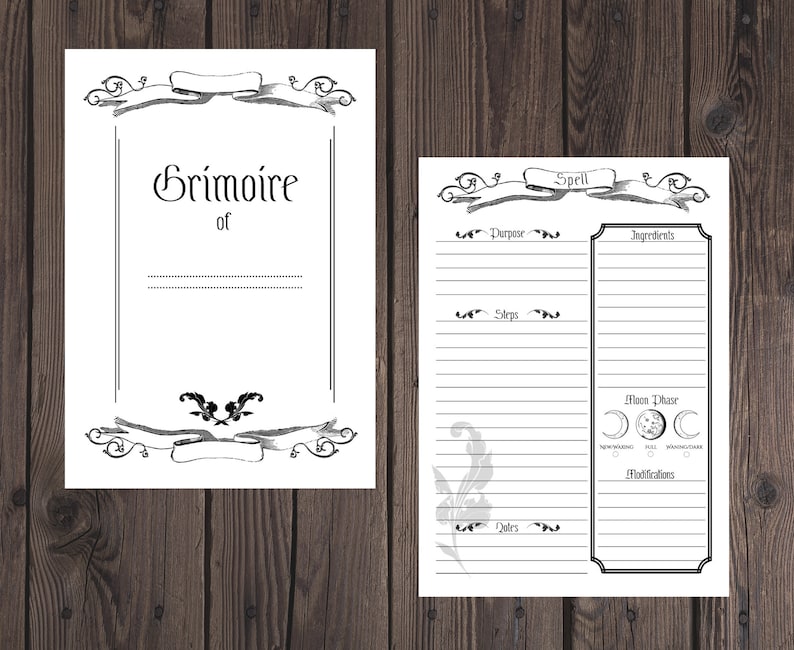 Puede incluir: Dos p&aacute;ginas blancas con bordes y texto decorativos negros. Una p&aacute;gina dice "Grimoire of" con espacio para escribir. La otra p&aacute;gina es para un hechizo, con secciones para prop&oacute;sito, pasos, ingredientes, fase lunar y modificaciones.