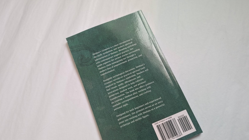 Medusa Book - Medusa's Grimoire Broché - Déesse serpent, symbolisme du serpent image 3