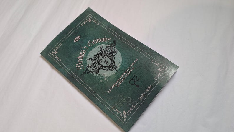 Medusa Book - Medusa's Grimoire Broché - Déesse serpent, symbolisme du serpent image 2