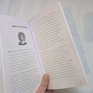 Peut inclure: Ensemble de trois mugs en c&eacute;ramique avec une finition mate et mouchet&eacute;e. Les tasses sont de couleur cr&egrave;me, gris clair et gris fonc&eacute;. Chaque mug a un design simple et minimaliste.