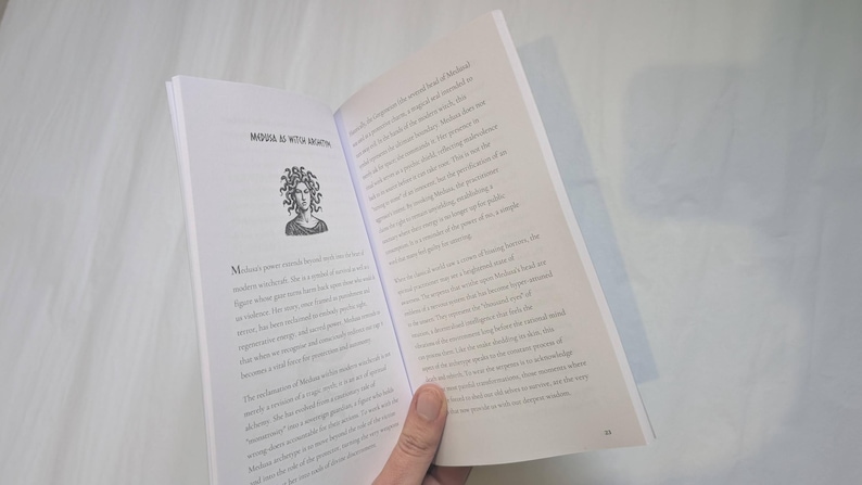 Peut inclure: Ensemble de trois mugs en c&eacute;ramique avec une finition mate et mouchet&eacute;e. Les tasses sont de couleur cr&egrave;me, gris clair et gris fonc&eacute;. Chaque mug a un design simple et minimaliste.