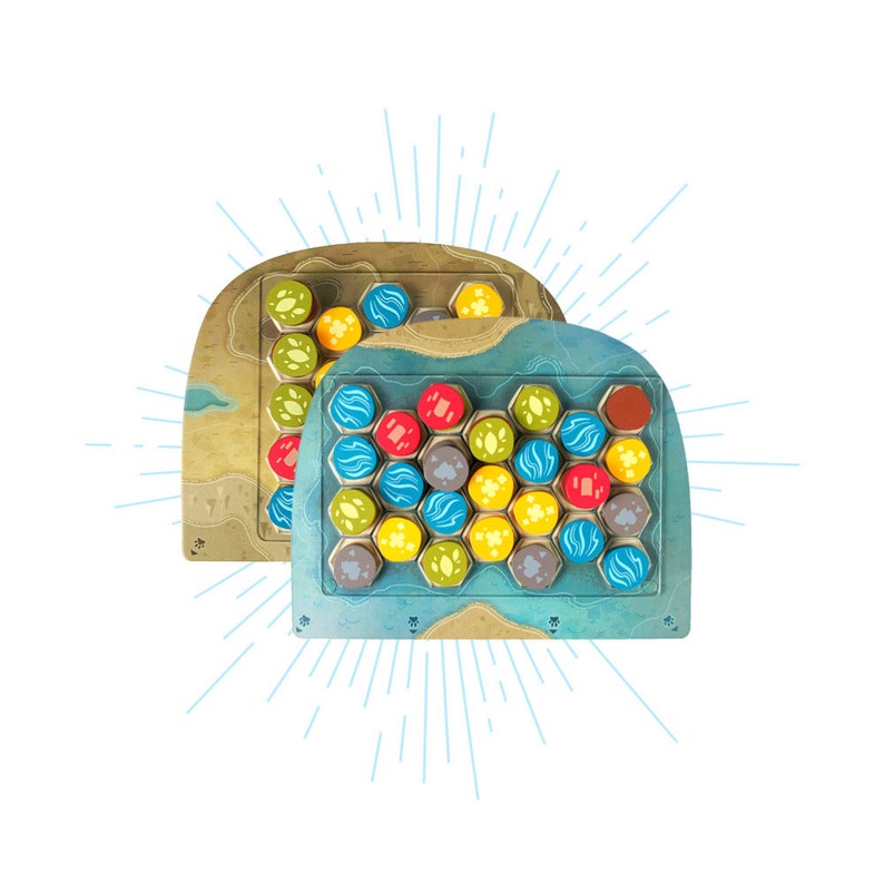 Peut inclure: Deux plateaux de jeu en bois avec des espaces hexagonaux remplis de pions de jeu color&eacute;s. Les plateaux sont bleus et bruns avec un design ressemblant &agrave; une aquarelle.