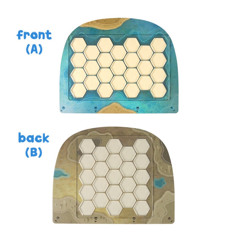 Peut inclure: Deux plateaux de jeu en bois avec une grille hexagonale. Le plateau du haut est bleu et marron avec le mot "front (A)" en bleu. Le plateau du bas est marron avec le mot "back (B)" en bleu.