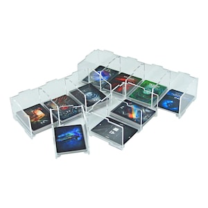 K&ouml;nnte beinhalten: Ein transparenter Kartenhalter aus Acryl mit 12 F&auml;chern zum Organisieren und Aufbewahren von Spielkarten. Der Halter ist f&uuml;r Spielkarten in Standardgr&ouml;&szlig;e konzipiert und verf&uuml;gt &uuml;ber ein transparentes Design, das es erm&ouml;glicht, die Karten im Inneren leicht zu sehen.
