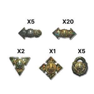Op de afbeelding: Een verzameling bronzen spel tokens met een octopus ontwerp, waaronder pijlen, een driehoek, een kruis en een hangslot. De tokens zijn gemarkeerd met hoeveelheden: X5, X20, X2, X1 en X5. Antieke uitstraling.
