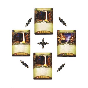 Puede incluir: Cuatro piezas de juego de cartas con fondo dorado y borde marrón. Cada carta tiene una imagen diferente de una escena de un mundo de fantasía. Las cartas están dispuestas en un patrón cuadrado.