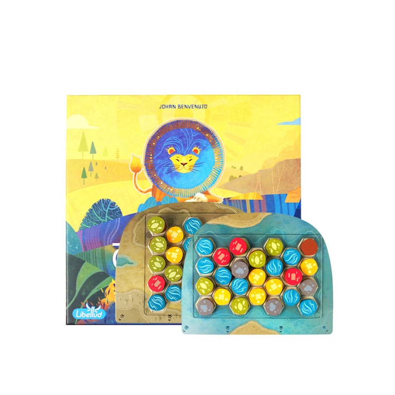 Peut inclure: Une bo&icirc;te de jeu de soci&eacute;t&eacute; avec une illustration color&eacute;e d'un lion sur le devant. La bo&icirc;te est jaune avec des accents bleus, verts et rouges. Le plateau de jeu est en bois et a un design bleu et vert. Les pi&egrave;ces du jeu sont color&eacute;es et hexagonales.