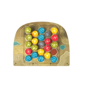 Peut inclure: Un plateau de jeu hexagonal avec un fond brun et une vari&eacute;t&eacute; de tuiles color&eacute;es. Les tuiles pr&eacute;sentent diff&eacute;rents symboles, notamment des maisons, des arbres et des gouttes d'eau.