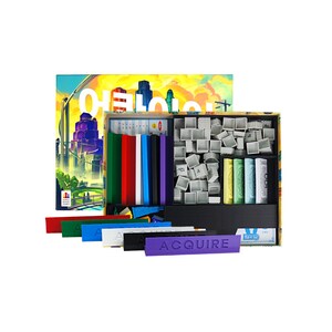 Pode incluir: Uma caixa de jogo de tabuleiro com uma ilustração colorida de uma cidade na frente. A caixa está aberta, revelando os componentes do jogo, incluindo dinheiro, peças e marcadores. O nome do jogo, "Acquire", está impresso em um marcador roxo.