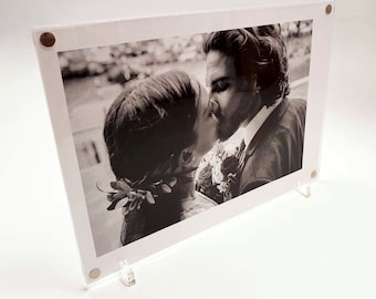 Clear Acrylic Magnetic Photo Frame: Modern Picture Display