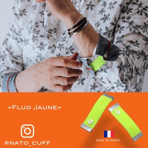 Könnte beinhalten: Zwei verstellbare Manschettenknöpfe in Neon-Gelb mit silbernen Metallverschlüssen. Der Text "<<FLUO JAUNE>>" ist auf dem Bild zu sehen. Der Text "@NATO_CUFF" ist ebenfalls auf dem Bild zu sehen. Der Text "MADE IN FRANCE" ist auf dem Bild zu sehen.
