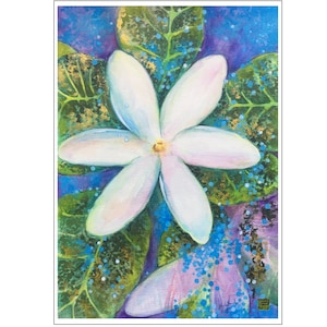Könnte beinhalten: Aquarellmalerei einer weißen Blume mit sechs Blütenblättern, vor einem Hintergrund aus grünen Blättern mit goldenen Akzenten und einem blau-violetten Hintergrund. Das Zentrum der Blume ist gelb, und die Blütenblätter haben einen zarten rosa Farbton.