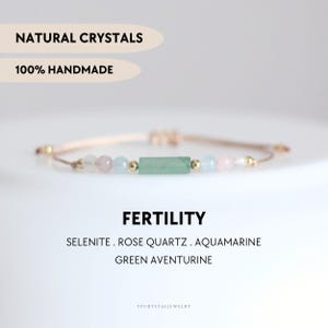 Puede incluir: Una pulsera hecha a mano con cuentas de selenita, cuarzo rosa, aguamarina y aventurina verde. La pulsera tiene un cordón de color neutro y detalles dorados. Se muestra el texto "NATURAL CRYSTALS" y "100% HANDMADE".
