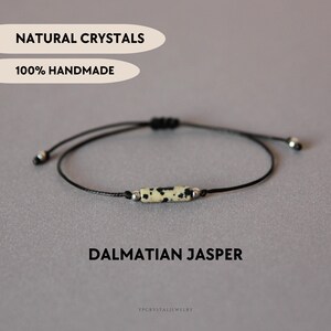 Dalmatisk jaspisarmband Anpassat minimalistiskt armband Kristallsmycken Naturstensarmband Justerbart ädelstensarmband Fin present till henne