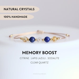 Puede incluir: Una pulsera hecha a mano con cuentas de citrino, lapislázuli, sodalita y cuarzo transparente. La pulsera está ensartada en un cordón beige con detalles dorados. El texto de la imagen dice "Natural Crystals", "100% Handmade" y "Memory Boost".