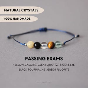 Puede incluir: Un letrero de madera rústico con el texto "Welcome to our porch" en letras blancas. El letrero presenta un acabado envejecido y un diseño sencillo y acogedor, perfecto para la decoración exterior.