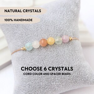 Puede incluir: Una pulsera con seis cuentas de piedras preciosas redondas y multicolores en un cordón fino, acentuada con pequeñas cuentas espaciadoras de metal dorado. El texto en la imagen dice: NATURAL CRYSTALS, 100% HANDMADE, CHOOSE 6 CRYSTALS CORD COLOR AND SPACER BEADS.