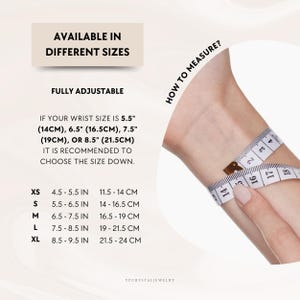 Może przedstawiać: Wykres pokazujący rozmiary bransoletek w calach i centymetrach. Wykres zawiera następujące rozmiary: XS, S, M, L i XL. Wykres zawiera r&oacute;wnież odpowiadający rozmiar nadgarstka w calach i centymetrach dla każdego rozmiaru. Tekst "AVAILABLE IN DIFFERENT SIZES" i "FULLY ADJUSTABLE" znajduje się na g&oacute;rze wykresu. Tekst "HOW TO MEASURE?" znajduje się po prawej stronie wykresu. Widoczna jest ręka mierząca nadgarstek taśmą mierniczą.