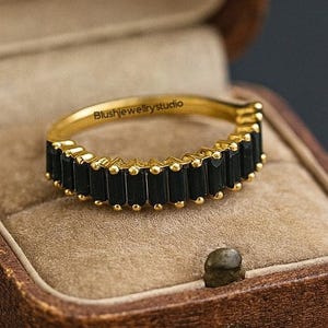 Vintage Baguetteschliff schwarzer Onyx Einzigartiger 14K Gelbgoldring Onyx Einzigartiger Ring Halbe Eternity Band Stapelbarer Ring Versprechensring Jubiläumsgeschenk