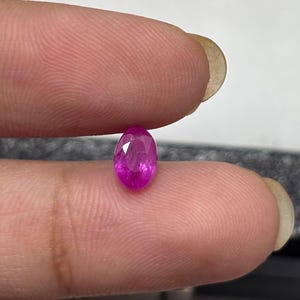Rubis ovale naturel de Birmanie, 1 ct, 6,5 x 4,5 mm - Rose violacé vif - Rubis rose fuchsia non serti