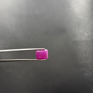 2,75 ct naturlig rubin 8 x 6 mm smaragdslipad lös ädelsten AAA