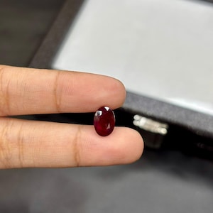 Rubí ovalado birmano color rojo sangre de paloma, 2,60 quilates, 10,3 x 7,3 mm, gema roja extraída de la tierra mediante tratamiento térmico para joyería.