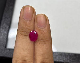 Gema de rubí rosa violáceo rara de 2,65 quilates, talla ovalada, origen birmano.