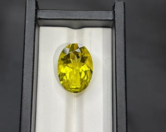 Piedra preciosa de cuarzo limón natural, facetada en color amarillo.