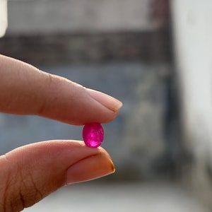 Rubi birmanês natural raro, lapidação oval, 1,60 quilates, gema rosa-avermelhada, pedra preciosa para investimento.