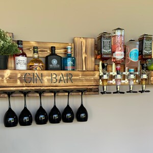 WANDBAR SCHNAPSREGAL Personalisiert mit DOSIERER, Barregal Whiskyregal mit Getränkespender,Holz  Flaschenhalter, Holz rustikal, Zapfanlage