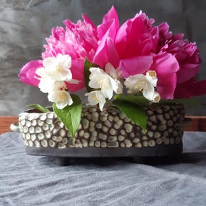 Jarrón de flores Ikebana – Cerámica mediana con inserto de rana